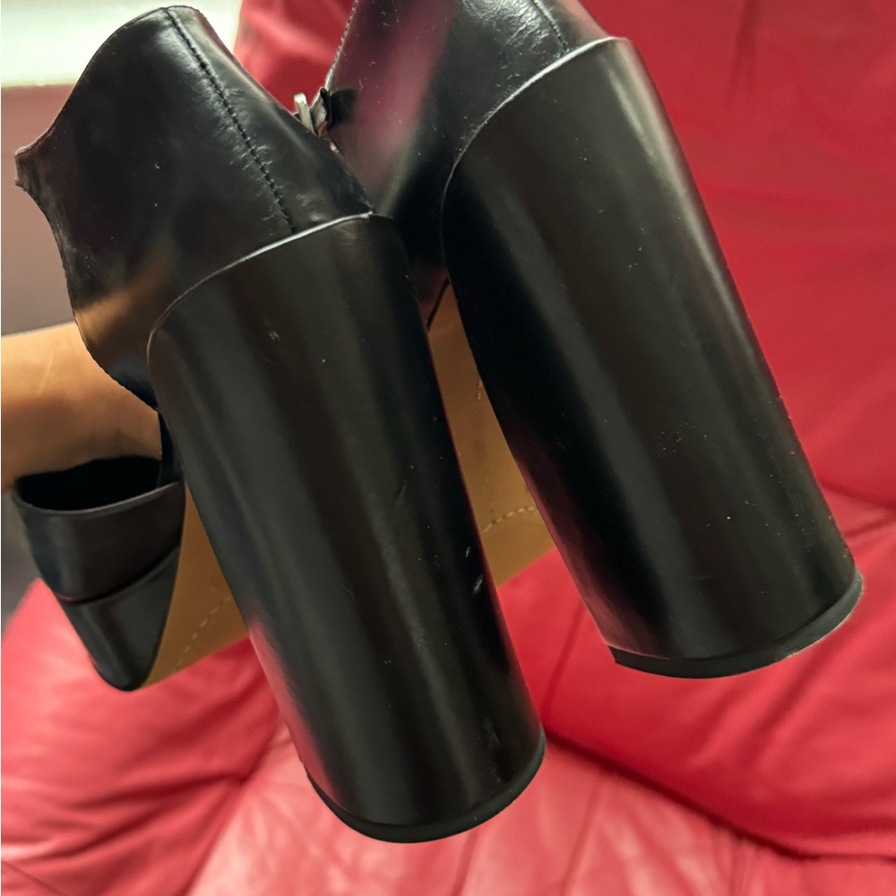 VINCE CAMUTO
GRELENA PLATFORM PUMP